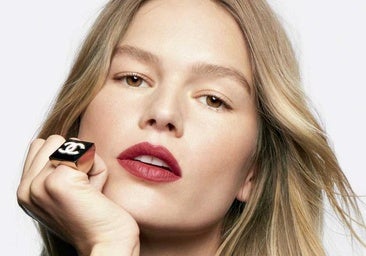 Labio rojo y piel hidratada, el maquillaje sencillo (y muy francés) que copiarán las mujeres mayores de 40 este verano